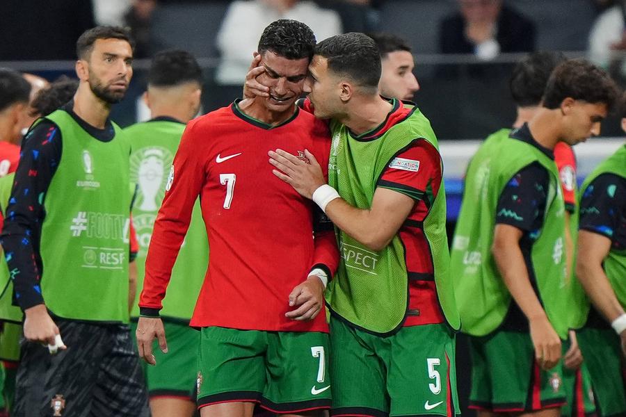 Cristiano Ronaldo, în lacrimi după penalty-ul ratat în Portugalia - Slovenia 5 bune, 5 rele » Am învățat să iubim România ... dar există ceva care ne-a enervat cu Olanda! + Care e faza cu „dictatorul” Cristiano Ronaldo sau cu cocaina din tribune?