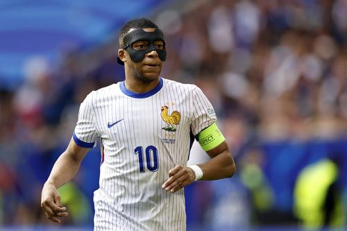 Kylian Mbappe, decarul naționalei Franței, mscat după fractura la nas suferită în grupe la Euro 2024 / Foto: Imago