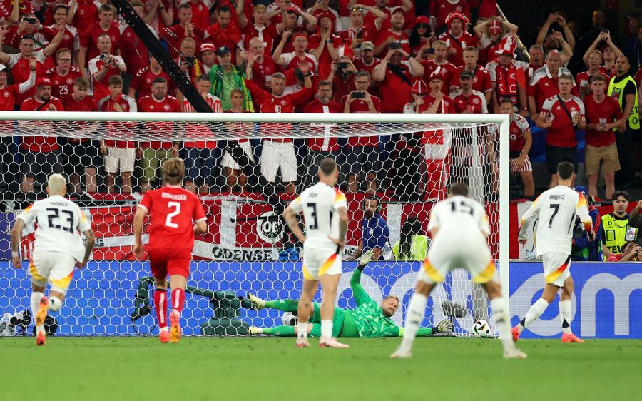 Kasper Schmeichel, portarul Danemarcei, învins de Kai Havertz, foto: Guliver/gettyimages Tensiune totală la Euro 2024! Ghid pentru meciurile eliminatorii: cum se bate corect un penalty? Procentul de lovituri ratate la European