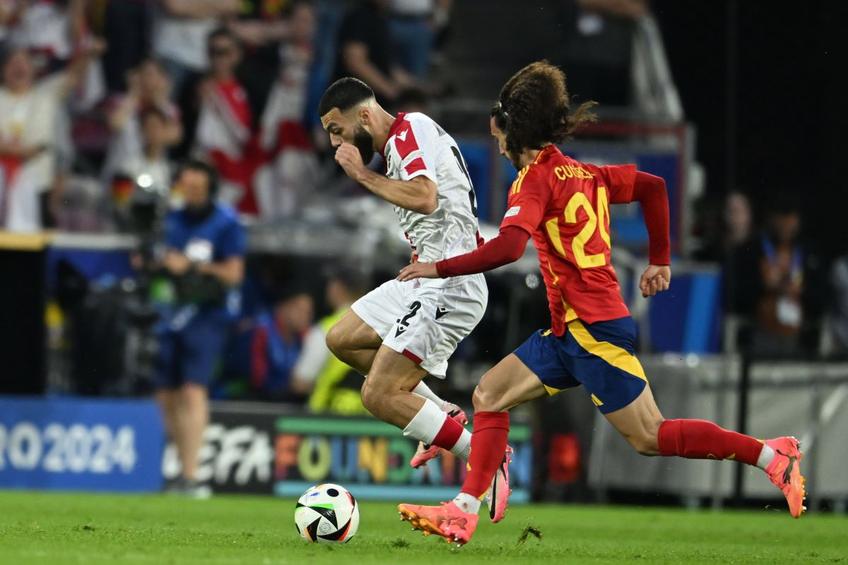 George Mikautadze (în duel cu Marc Cucurella) n-a putut rezista Spaniei în „optimea” de duminică (1-4) / Foto: Imago