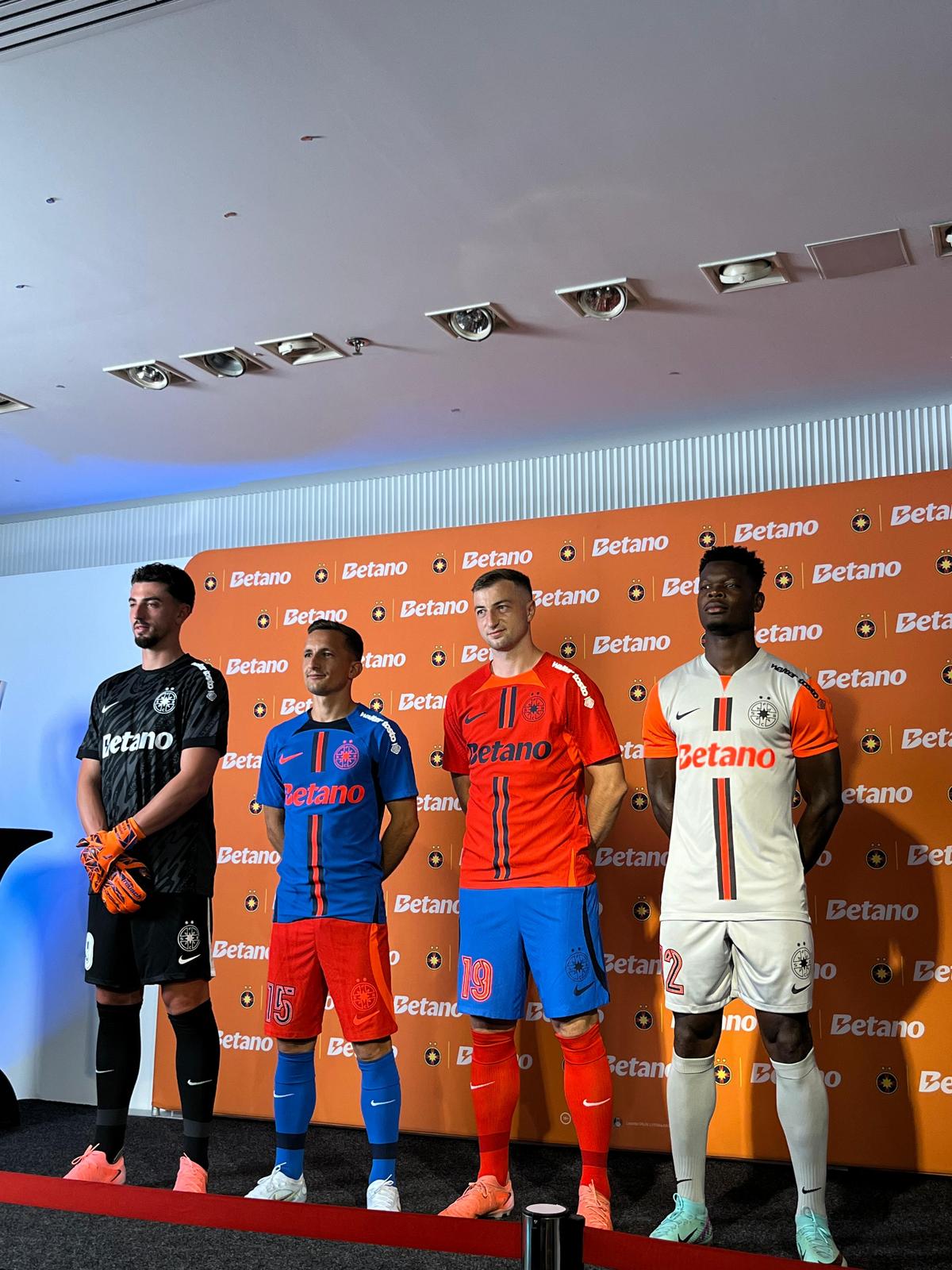 FCSB și-a prezentat noul echipament pentru sezonul 2024-2025 » Fostul dinamovist Daniel Popa a pupat sigla noului club