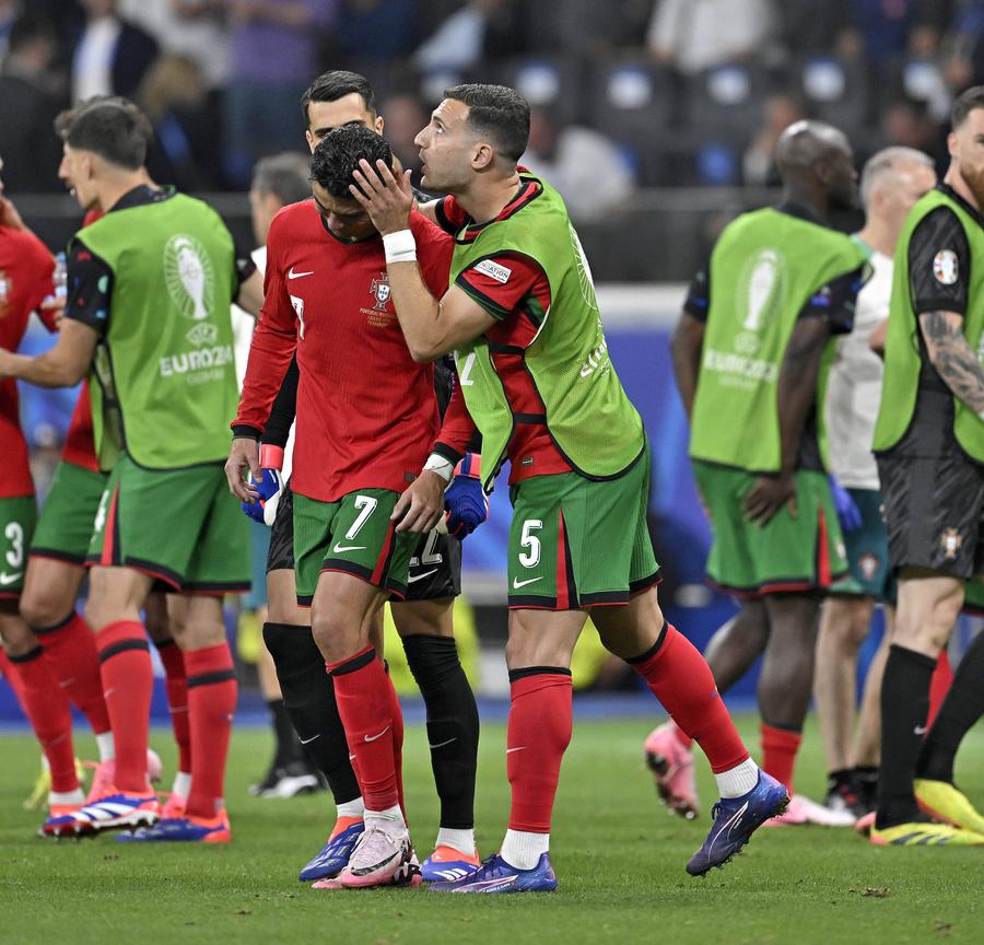 Cristiano Ronaldo, în lacrimi după penalty-ul ratat în Portugalia - Slovenia 5 bune, 5 rele » Am învățat să iubim România ... dar există ceva care ne-a enervat cu Olanda! + Care e faza cu „dictatorul” Cristiano Ronaldo sau cu cocaina din tribune?