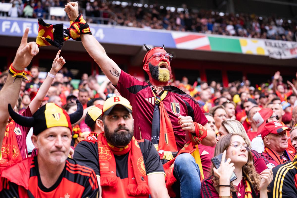 Cele mai tari imagini din tribunele stadionului din Dusseldorf, locul de desfășurare al Franța - Belgia