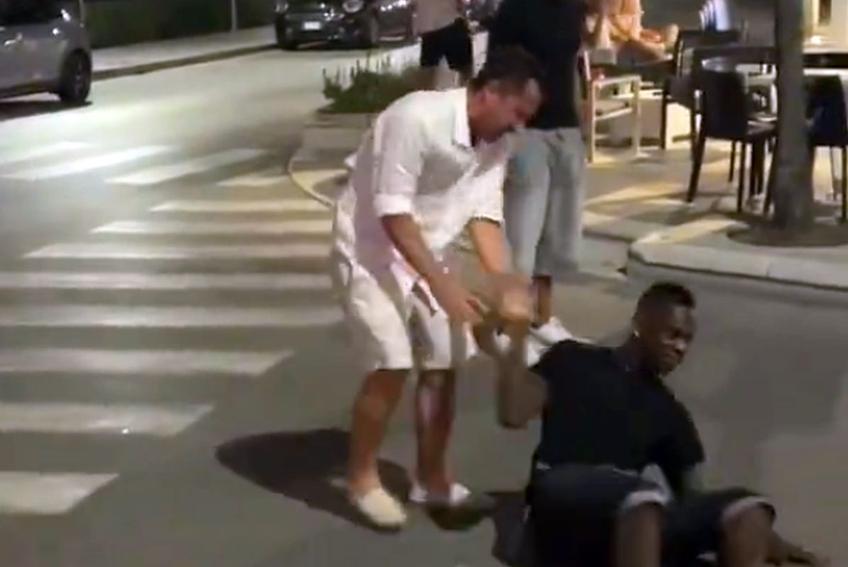 Mario Balotelli s-a ridicat cu greu după ce s-a îmbătat, foto: