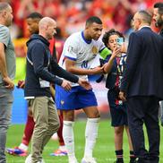 Kylian Mbappe și momentul în care se fotografiază alături de micuțul său fan / Sursă foto: Imago Images