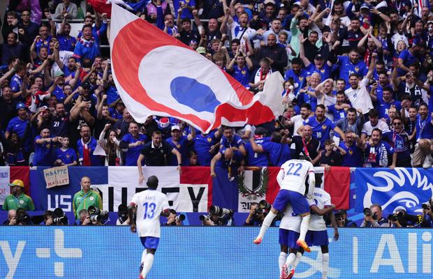 10 detalii observate de pe stadion la Franța-Belgia » Le-au închis gura și i-au trimis acasă, după ce au stricat „La Marseillaise” și i-au fluierat copios + invazie de staruri în tribune