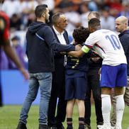 Kylian Mbappe și momentul în care se fotografiază alături de micuțul său fan / Sursă foto: Imago Images