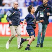 Kylian Mbappe și momentul în care se fotografiază alături de micuțul său fan / Sursă foto: Imago Images
