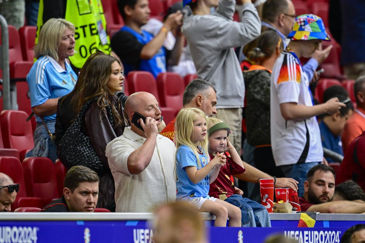Cele mai tari imagini din tribunele stadionului din Dusseldorf, locul de desfășurare al Franța - Belgia