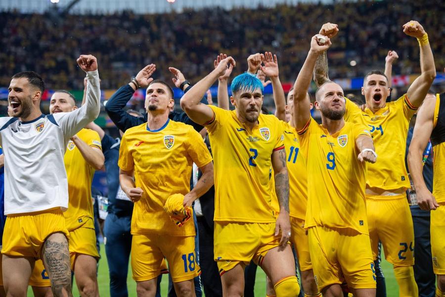 „Tricolorii” s-au bucurat împreună cu fanii penru calificarea în „optimi”, după 1-1 cu Slovacia / Foto: Imago Mircea Lucescu i-a uimit pe italieni cu pronosticul lui: „Simt o mare surpriză la Euro 2024, o campioană neașteptată!” » De ce crede că Ianis Hagi nu se poate compara cu tatăl său!