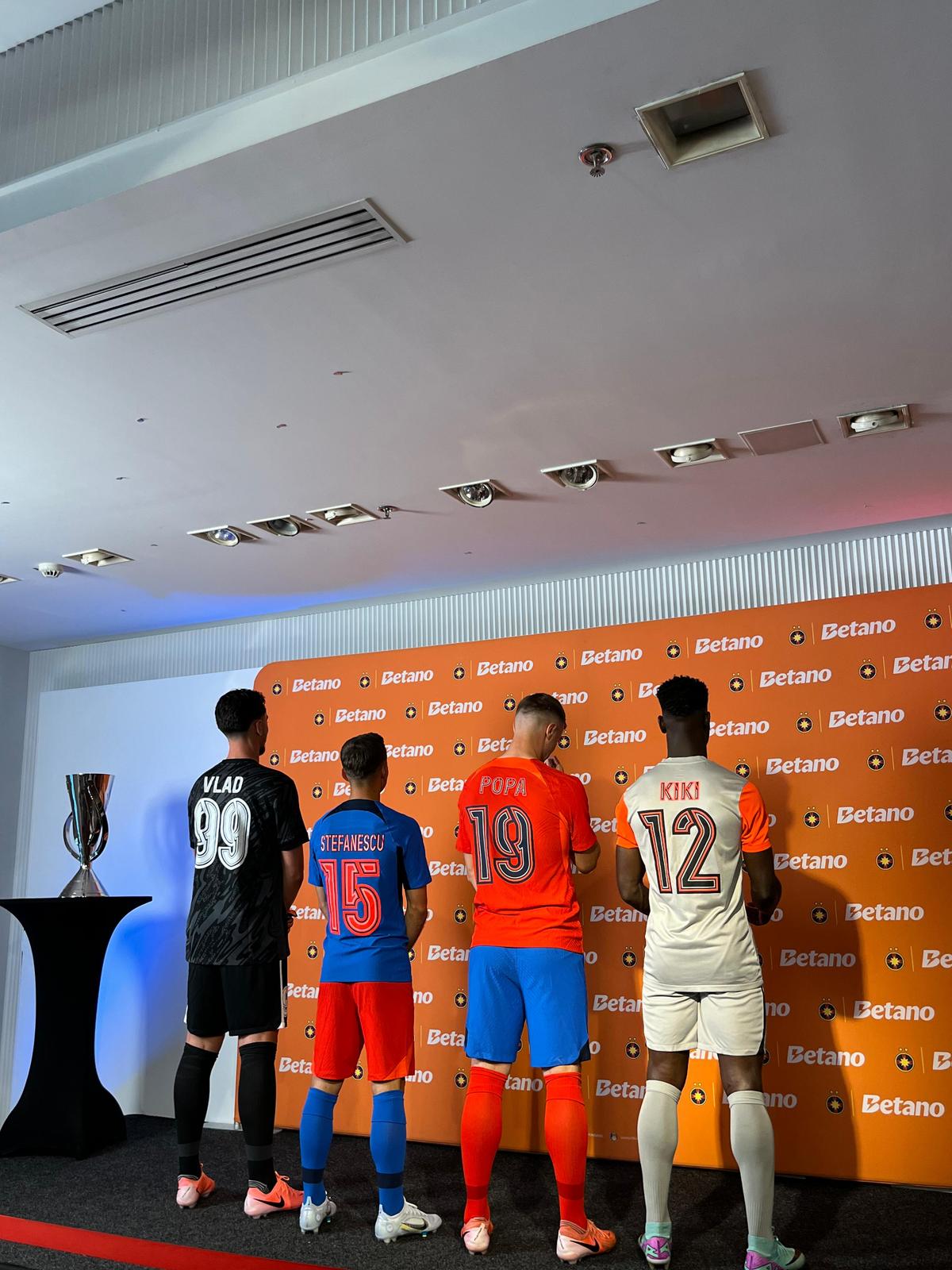 FCSB și-a prezentat noul echipament pentru sezonul 2024-2025 » Fostul dinamovist Daniel Popa a pupat sigla noului club