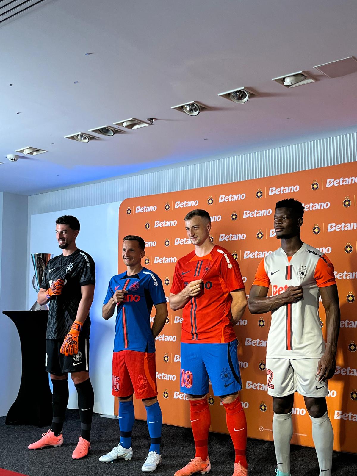 FCSB și-a prezentat noul echipament pentru sezonul 2024-2025 » Fostul dinamovist Daniel Popa a pupat sigla noului club