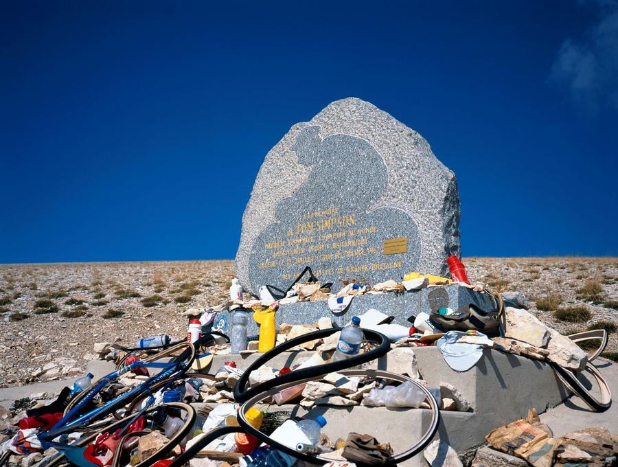 Locul în care Tom Simpson a murit pe 14 iulie 1967 a fost marcat cu un mic monument comemorativ Foto: Imago Images „Urcați-mă pe bicicletă, urcați-mă pe bicicletă!” » În 1967, a murit în timpul Turului Franței, în urma unui cocktail ucigaș, pe o cățărare nemiloasă! Nici un „sărut” nu l-a putut salva