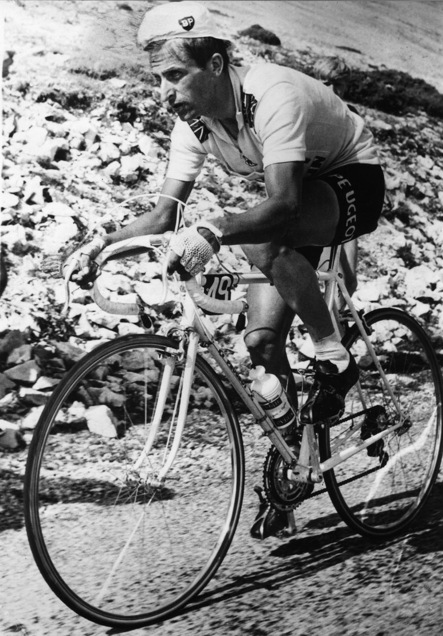 Tom Simpson, cu o zi înainte de a deceda, în timpul Turului Franței, ediția 1967 Foto: Guliver / Getty Images „Urcați-mă pe bicicletă, urcați-mă pe bicicletă!” » În 1967, a murit în timpul Turului Franței, în urma unui cocktail ucigaș, pe o cățărare nemiloasă! Nici un „sărut” nu l-a putut salva