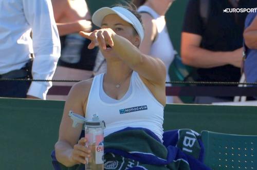 Yulia Putintseva, solicitând ca un spectator să fie scos din arenă // foto: Eurosport
