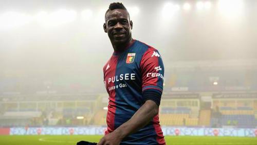 Mario Balotellia îmbrăcat ultima oară tricoul lui Genoa / Foto: X