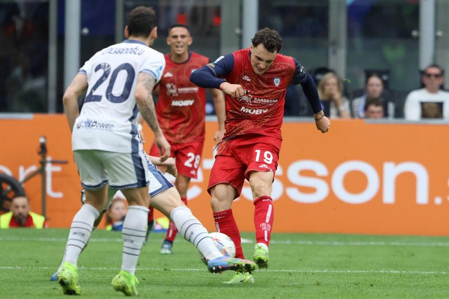 Nadir Zortea (Cagliari), șutând la poarta lui Inter în meciul de la Milano / Foto: Imago Andrei Rațiu se luptă pentru transfer la AS Roma cu coechipierul lui Răzvan Marin!