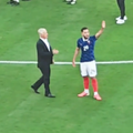 Moment tensionat la Mondial, Cherki l-a ignorat pe Deschamps // foto: captură X @VibesFoot