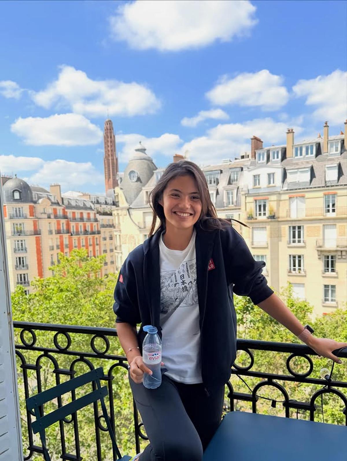 Emma Răducanu a apărut în cârje și alături de noul iubit după retragerea de la Wimbledon