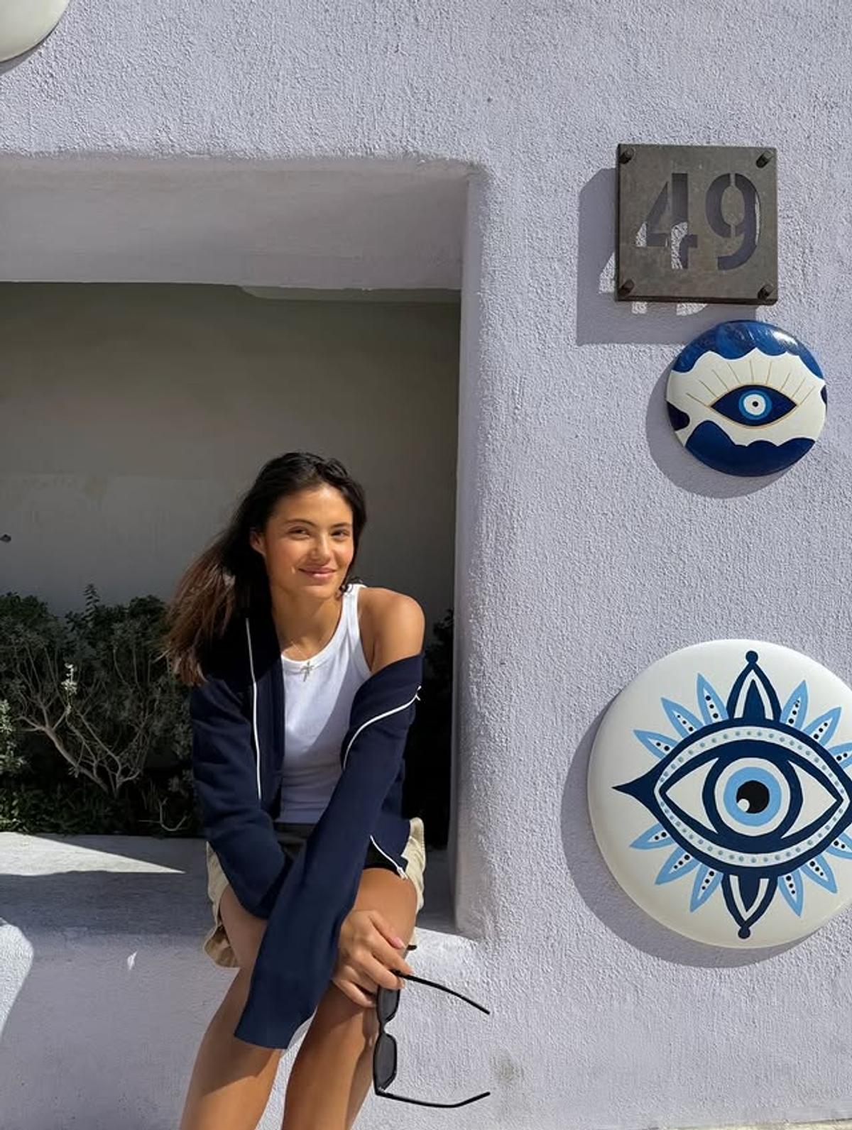 Emma Răducanu a apărut în cârje și alături de noul iubit după retragerea de la Wimbledon