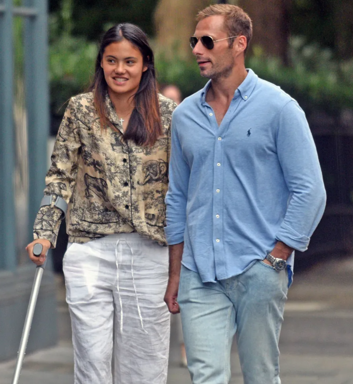 Emma Răducanu a apărut în cârje și alături de noul iubit după retragerea de la Wimbledon