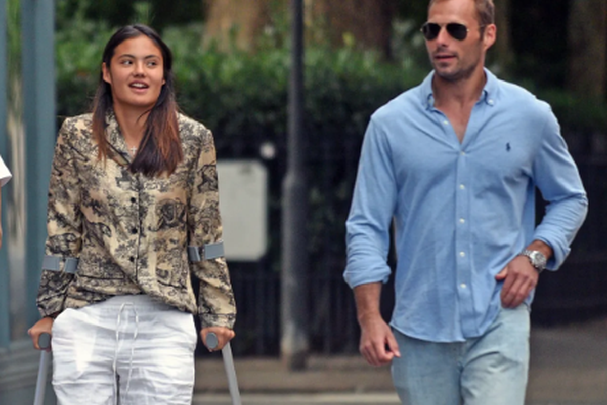 Emma Răducanu a apărut în cârje și alături de noul iubit după retragerea de la Wimbledon