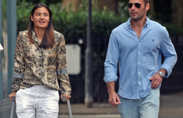 Emma Răducanu a apărut în cârje și alături de noul iubit după retragerea de la Wimbledon