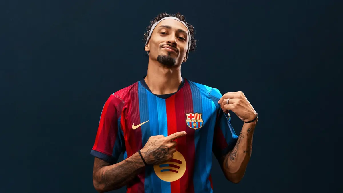 FC Barcelona și-a prezentat noul echipament. „Inspirat de fațada noului stadion renovat”