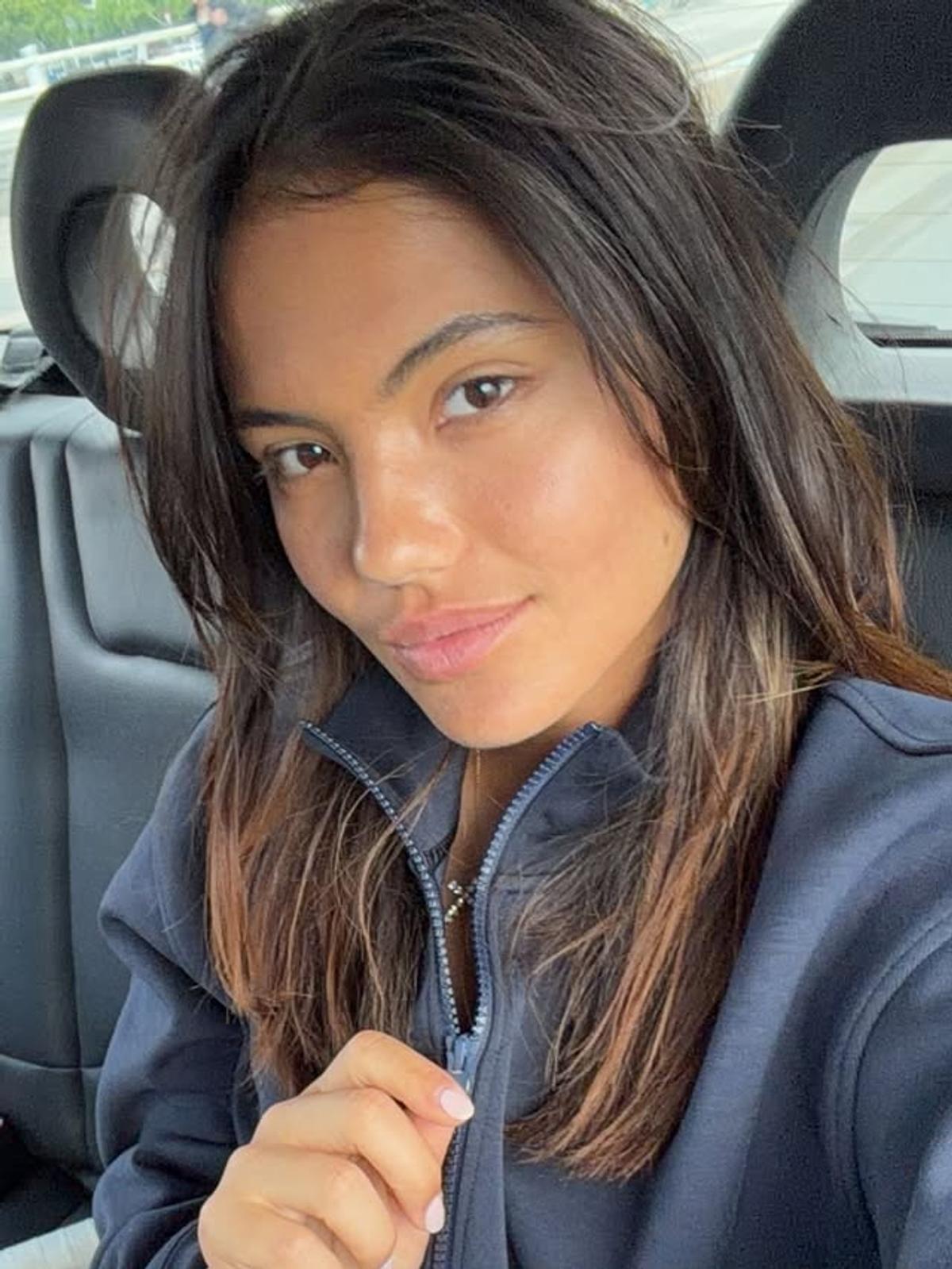 Emma Răducanu a apărut în cârje și alături de noul iubit după retragerea de la Wimbledon