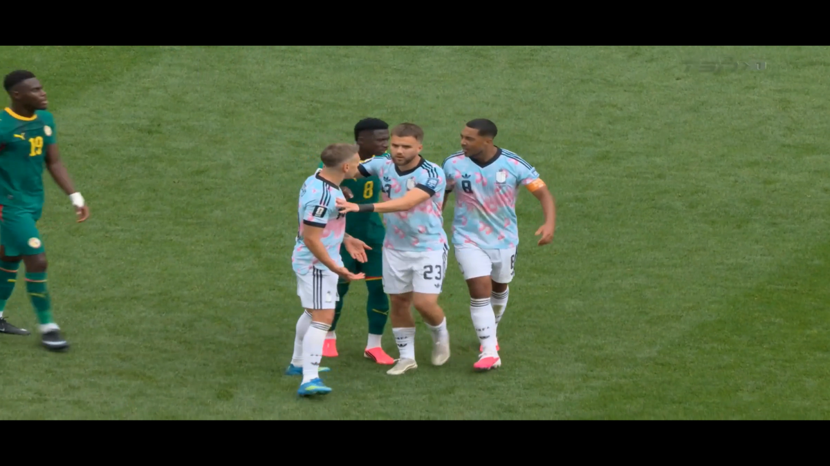 Scene incredibile în Belgia - Senegal » Coechipierii au sărit la bătaie