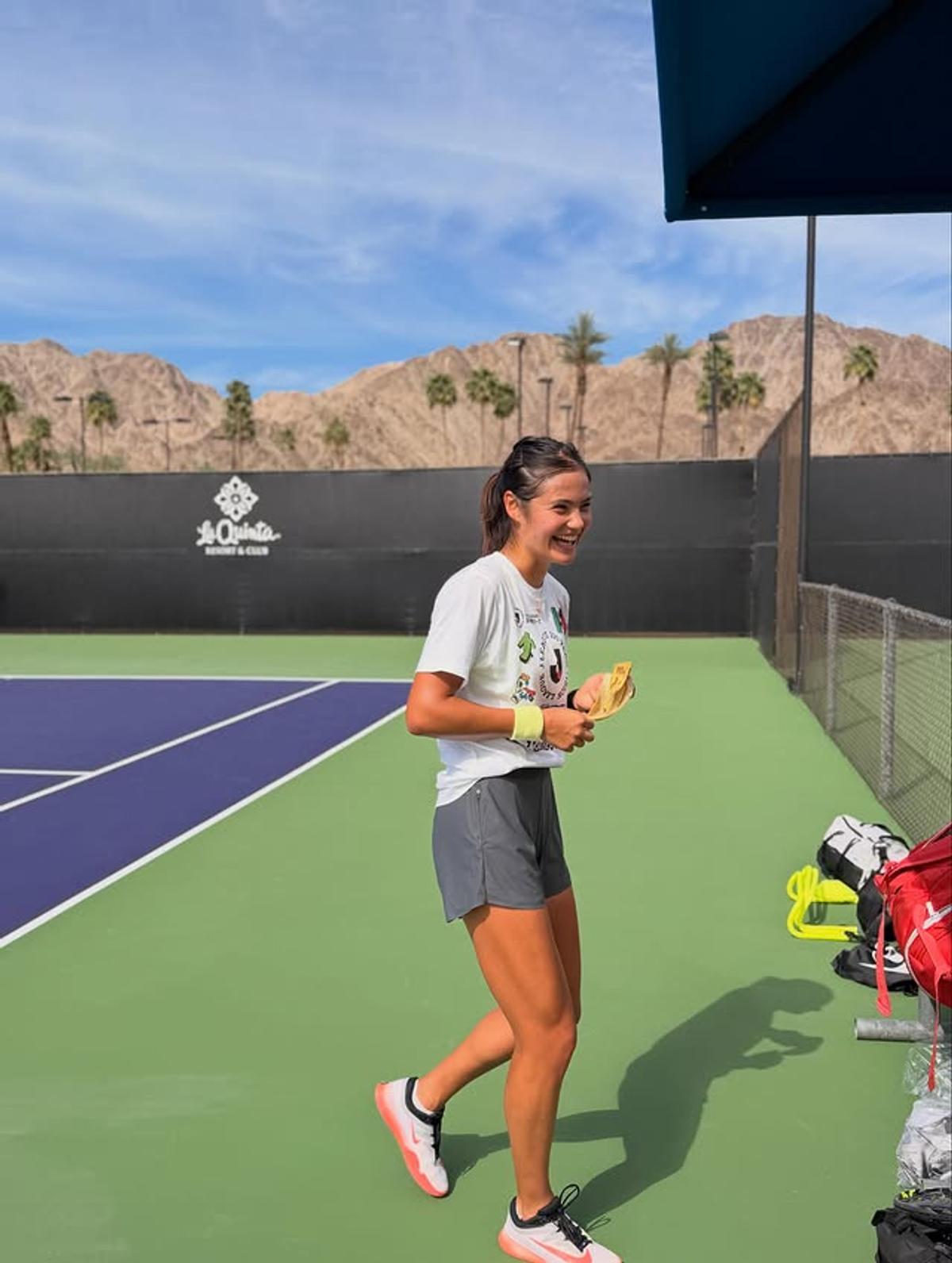 Emma Răducanu a apărut în cârje și alături de noul iubit după retragerea de la Wimbledon