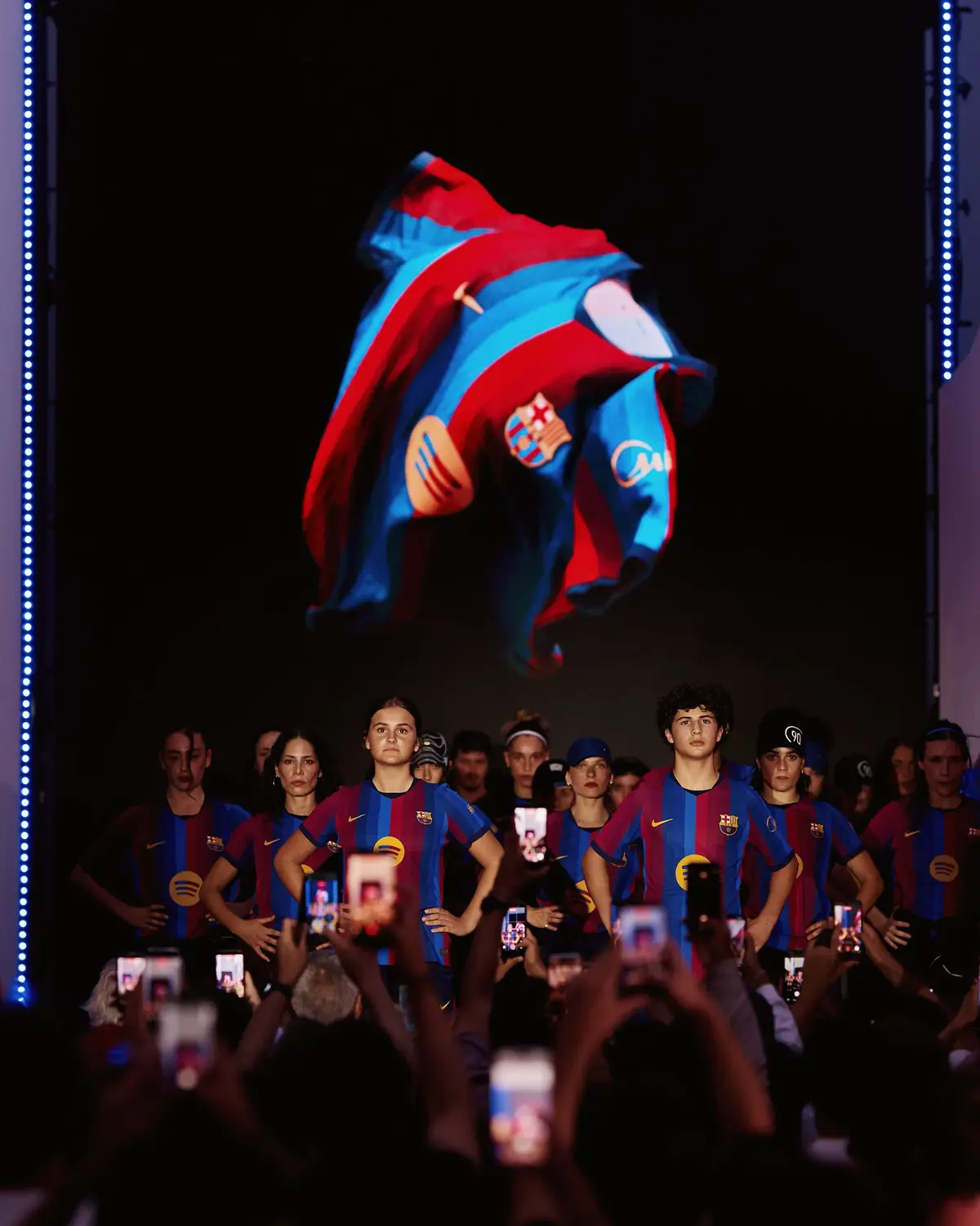 FC Barcelona și-a prezentat noul echipament. „Inspirat de fațada noului stadion renovat”