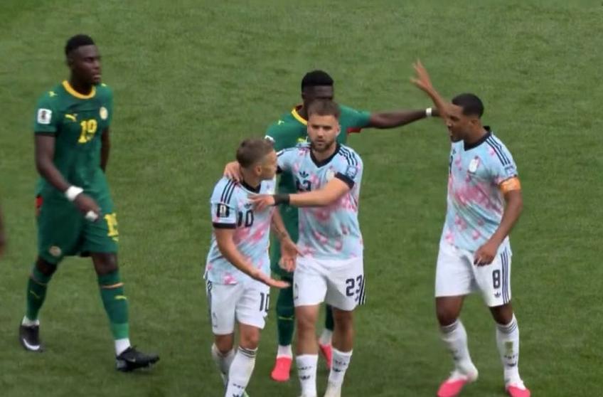 Scene incredibile în Belgia - Senegal » Coechipierii au sărit la bătaie // foto: captură X