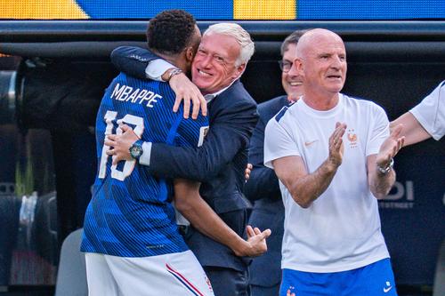 Didier Deschamps și Kylian Mbappe în Franța - Suedia // foto: Imago Images
