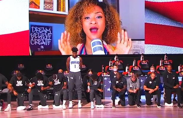 VIDEO Primul baschetbalist din NBA care a refuzat să îngenuncheze în timpul imnului: „Sunt recunoscător, dar nu asta e soluția”