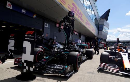 Lewis Hamilton ieșind din mașină la încheierea calificărilor Foto Guliver/GettyImages