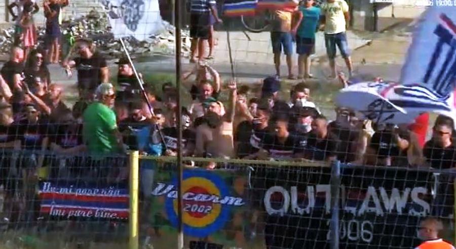La meci au asistat aproximativ 400 de fani ai „militarilor”. Aceștia și-au susținut echipa din spatele gardurilor, fapt interzis de regulament // Captură Digi Sport CSA STEAUA – ARGEȘUL MIHĂILEȘTI 8-1 » SHOW făcut de „militari”, care sunt cu un picior în Liga 3!