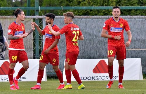 Adi Petre (dreapta) a marcat două goluri pentru FCSB