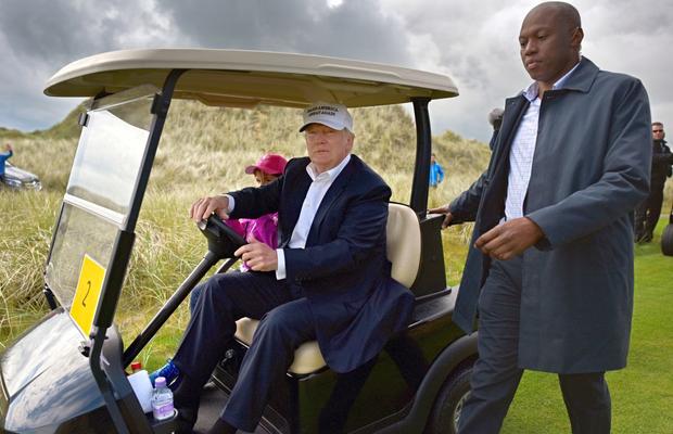 Donald Trump și-a înmormântat fosta soție pe terenul său de golf pentru a „fenta” plata taxelor
