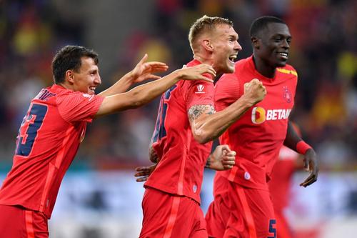 La conferința de prezentarea a jucătorilor David Miculescu (21 de ani, extremă stânga) și Bogdan Rusu (32, atacant), Gigi Becali, patronul FCSB, a susținut că vrea încă un mijlocaș din Liga 1.