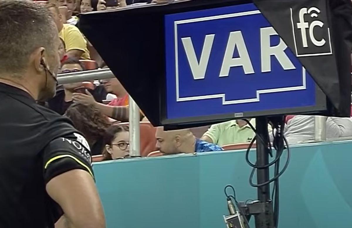 VAR-ul românesc face înconjurul lumii » Val de ironii după faza de cascadorii râsului din FCSB - FCU Craiova
