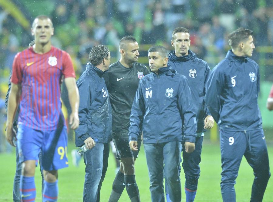 Reghecampf discută cu Stanca la finalul unei partide Campion cu FCSB, mărturie șocantă în direct! Adevărul despre cum a fost dat afară: „Mi-am rupt degetul pe motocicletă, dar l-am mințit pe Reghe că am fost bătut de fanii Rapidului”
