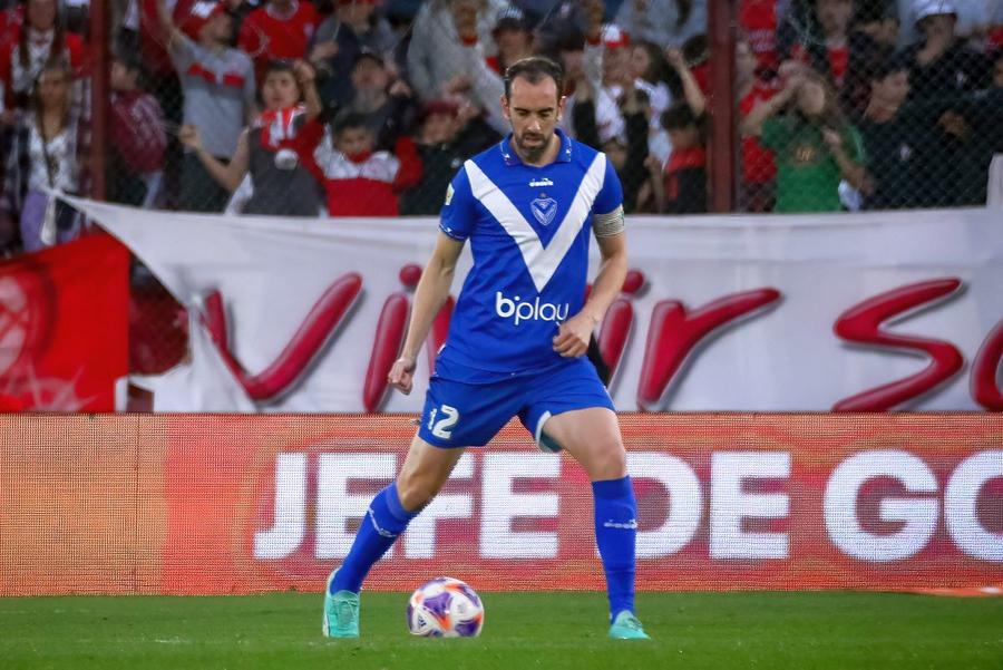Diego Godin, în ultimul meci al carierei // foto: Imago Images Șocant! Jucătorii au fost bătuți de ultrașii înarmați la meciul de retragere al lui Diego Godin: „Dacă nu ieși din mașină, te împușc în picioare!