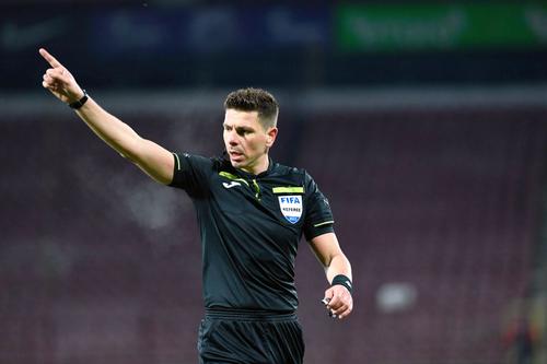 Marian Barbu va arbitra partida dintre AEK Larnaca și Torpido Zhodino, din preliminariile Conference League. 
Foto: Imago