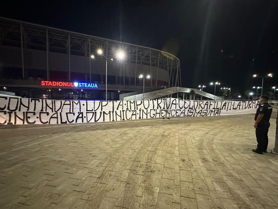 Imaginea anului 2023 la stadionul Steaua » Mesaj amenințător validat de un jandarm îngăduitor: „Cine calcă duminică în Ghencea își asumă!”