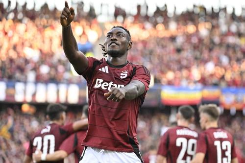 Victor Olatunji o avertizează pe FCSB în perspectiva dublei manșe din turul al treilea preliminar, de pe 6 și 13 august / Foto: Imago