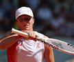 Iga Swiatek (23 ani, 1 WTA) a fost eliminată, complet surprinzător, în semifinalele probei de simplu feminin de la Jocurile Olimpice, de către Qinwen Zheng (21 ani, 7 WTA). Zheng s-a impus în două seturi, scor 6-2, 7-5. FOTO: Imago