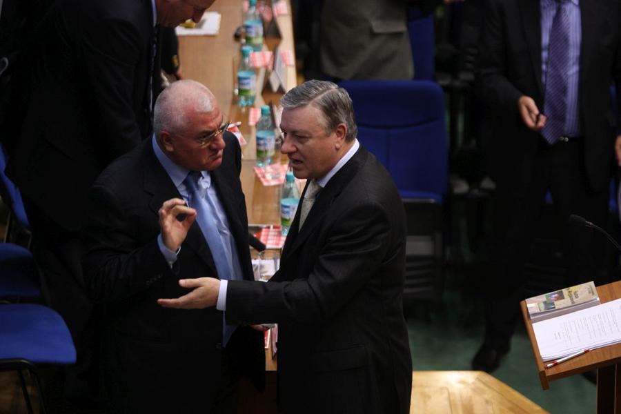 Mircea Sandu și Dumitru Dragomir. Foto: Arhiva GSP „Am trăit în cartierul de pușcăriași” » Florin Gâtejan, dezvăluiri din culisele fotbalului românesc și legăturile cu lumea interlopă: „Giovanni Becali n-a fost bișnițar. Erau «Ciungul», Gicu «Banditul» și «Veselie», te mâncau!”