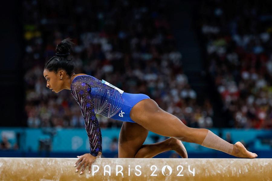 Simone Biles la bârnă în concursul individual compus de la Paris Foto: Imago Simone Biles, imperială în concursul individual compus de la Paris! » Româncele, pe locurile 17 și 22