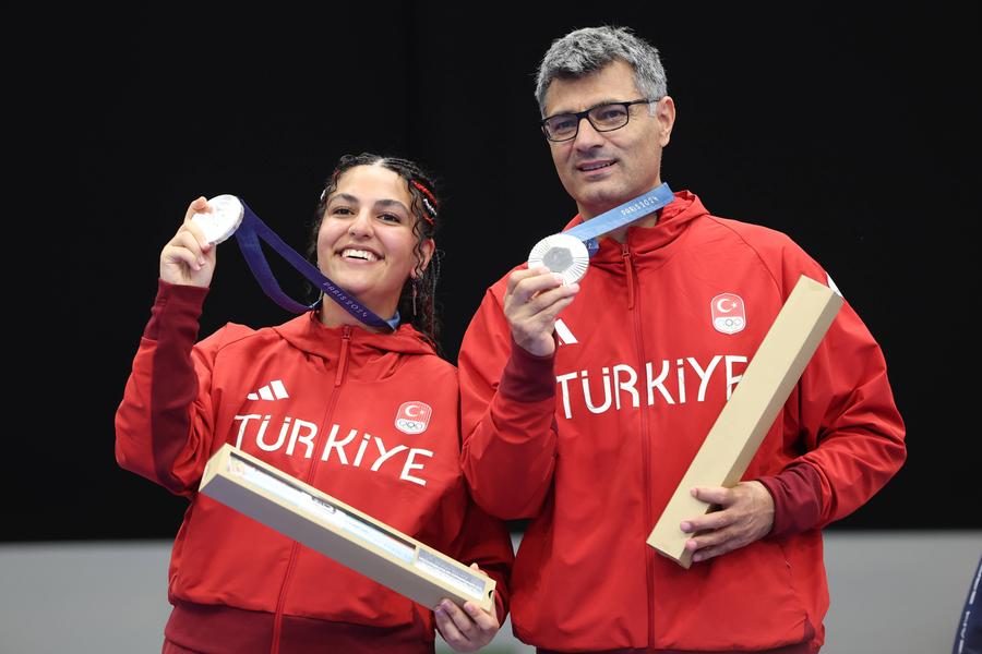 Yusuf Dikec și Sevval Ilayda Tarhan / Foto: Imago Images A devenit viral după ce a câștigat argintul la Jocurile Olimpice: „Cunosc un asasin antrenat când văd unul” » Reacția lui Elon Musk